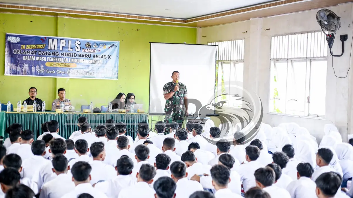 Babinsa Koramil 06/Perdagangan memberikan materi disiplin kepada siswa baru saat MPLS di Simalungun.