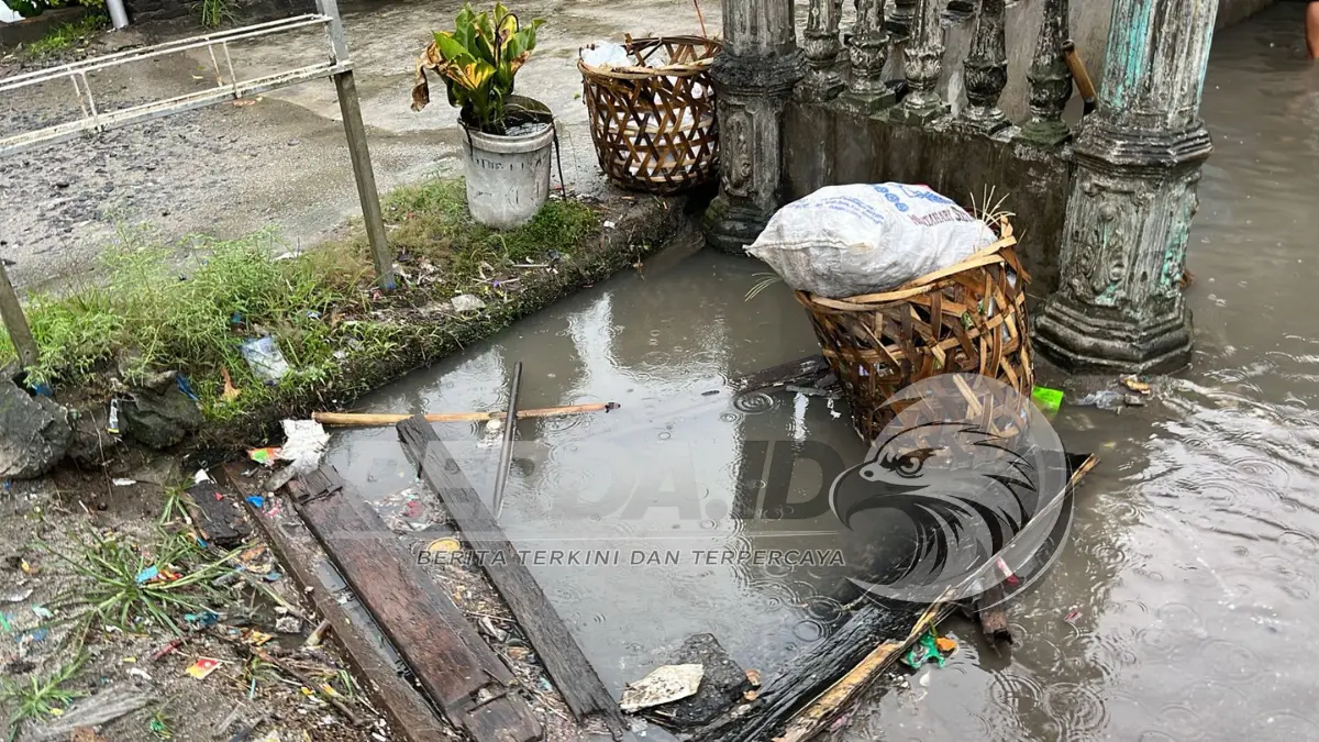 Banjir menggenangi permukiman warga di Pasar 1B, Kelurahan Perdagangan III, Kecamatan Bandar, Kabupaten Simalungun saat hujan deras.