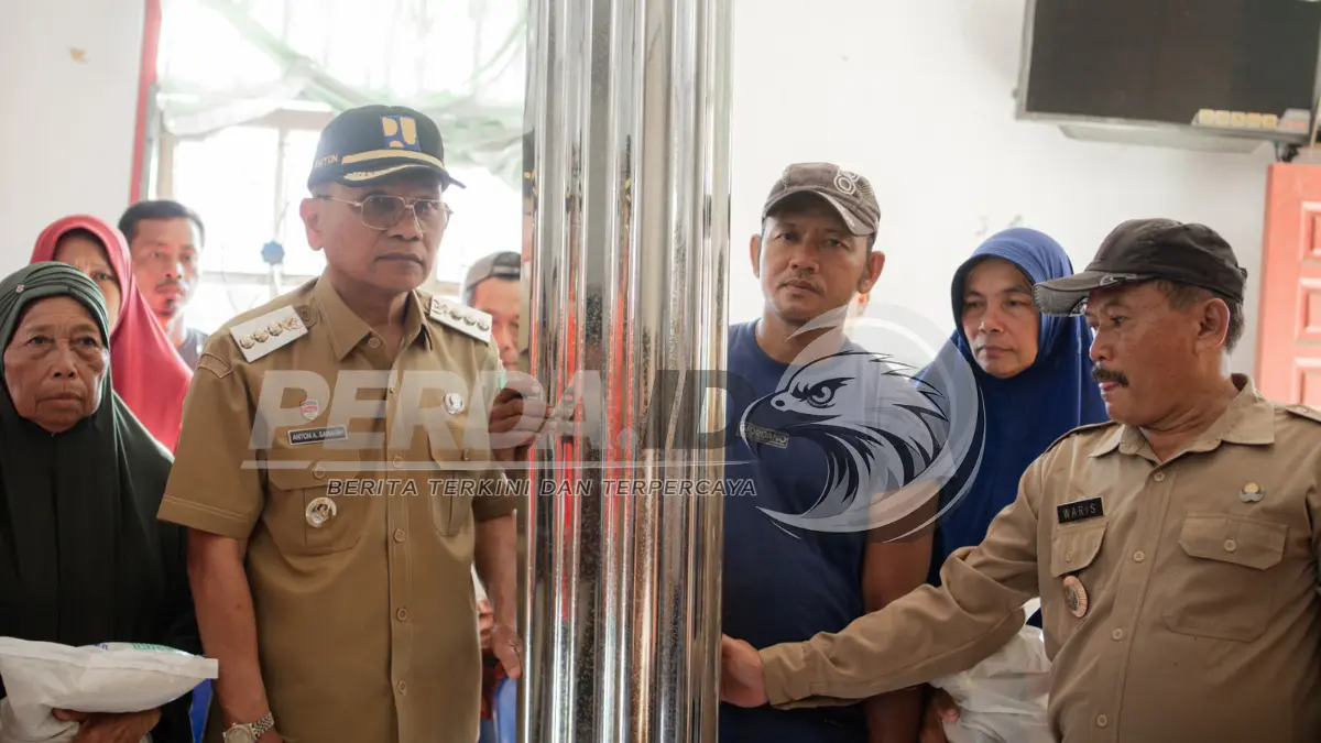 Bupati Simalungun Anton Achmad Saragih meninjau lokasi rumah rusak akibat puting beliung di Pematang Banda