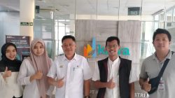Tim Redaksi Media Siber PERDA.ID saat melakukan konfirmasi dan foto bersama dengan Perwakilan PT Kawasan Industri Nusantara (KINRA), Bapak Indra, di Kantor Pengelola KEK Sei Mangkei, Senin (20/7/2026). (Foto: PERDA.ID)