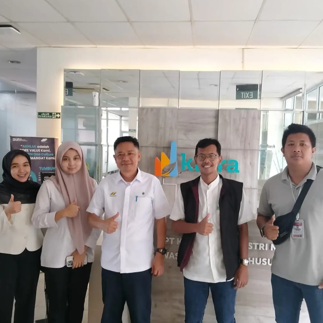 Tim Redaksi Media Siber PERDA.ID saat melakukan konfirmasi dan foto bersama dengan Perwakilan PT Kawasan Industri Nusantara (KINRA), Bapak Indra, di Kantor Pengelola KEK Sei Mangkei, Senin (20/7/2026). (Foto: PERDA.ID)