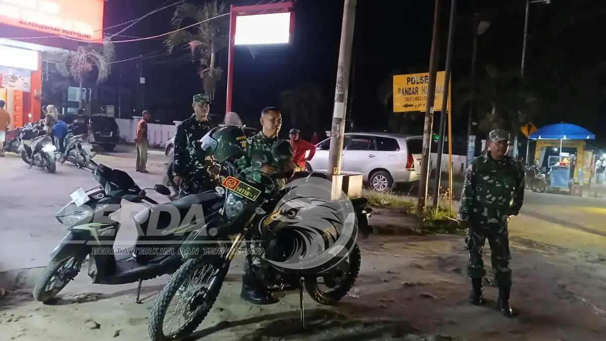 Personel Koramil 06/Perdagangan melaksanakan patroli malam untuk menjaga keamanan dan ketertiban di Kota Perdagangan, Simalungun.