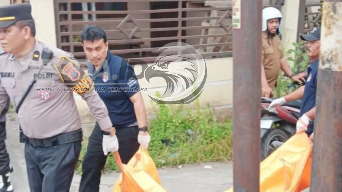 Polisi mengevakuasi jenazah Rona Rio Sitorus, pria asal Simalungun yang ditemukan meninggal dunia di bekas warung nasi Jalan Imam Bonjol, Kota Tebing Tinggi.