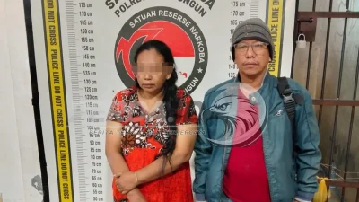 Anggota Polsek Bosar Maligas mengamankan IRT pengedar sabu di Nagori Sei Torop, Simalungun
