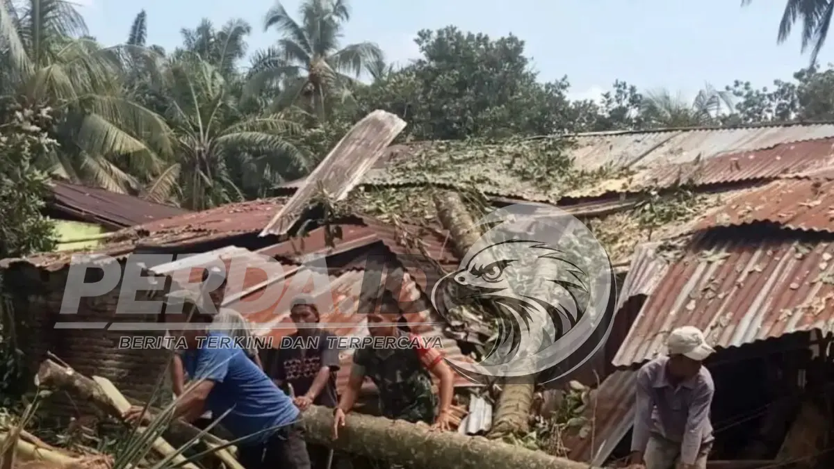 Warga gotong royong membersihkan puing rumah akibat angin puting beliung di Pematang Bandar Simalungun.