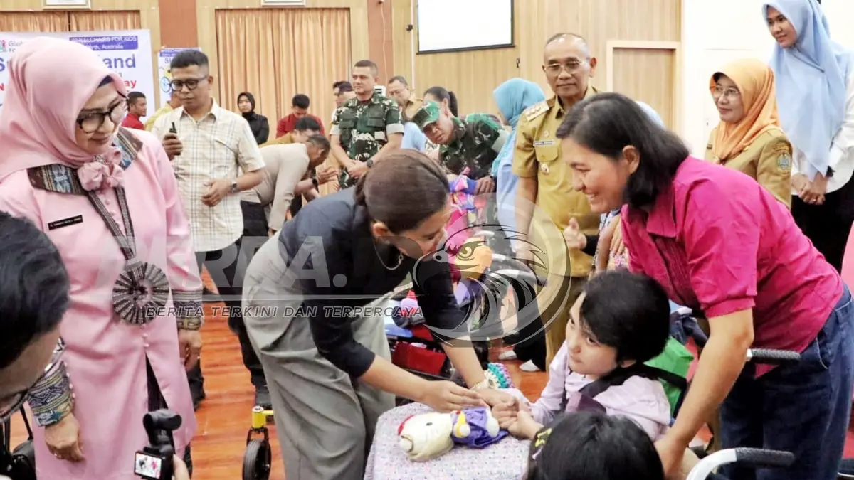 Ketua TP PKK Sumut Kahiyang Ayu bersama Bupati Simalungun Anton Saragih menyerahkan bantuan kursi roda adaptif untuk anak cerebral palsy.