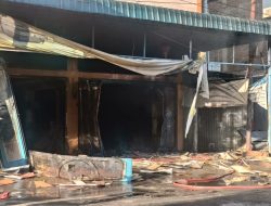 Dua Unit Ruko Toko Sumber Jaya Perabot di Perdagangan Terbakar, Penyebab Masih Diselidiki
