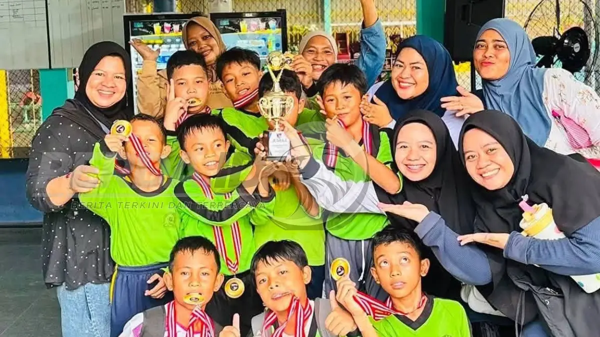 Tim futsal SD IT Al Ikhwan Perdagangan berfoto bersama usai meraih Juara 2 pada turnamen Generasi Emas Cup U11/12 di Agil Sport Center.