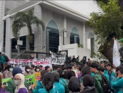 Aksi BEM SI Sumut di DPRD, Tuntutan Berujung Tanda Tangan Setelah Ketegangan di Pagar