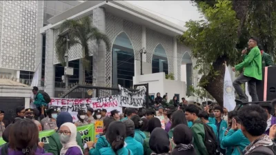 : Aksi BEM SI Sumut di Gedung DPRD Sumatera Utara