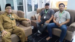 Sinergi Pendidikan dan Pemuda: Perwakilan PERDA.ID Anggi Pradana Nasution bersama Ketua KNPI Kecamatan Bandar Jhody Purba saat berfoto bersama Kepala SMP Swasta Muhammadiyah Perdagangan Zul Anhar, S.Pd.I., usai audiensi di ruang kerja kepala sekolah, Senin (26/10/2026).