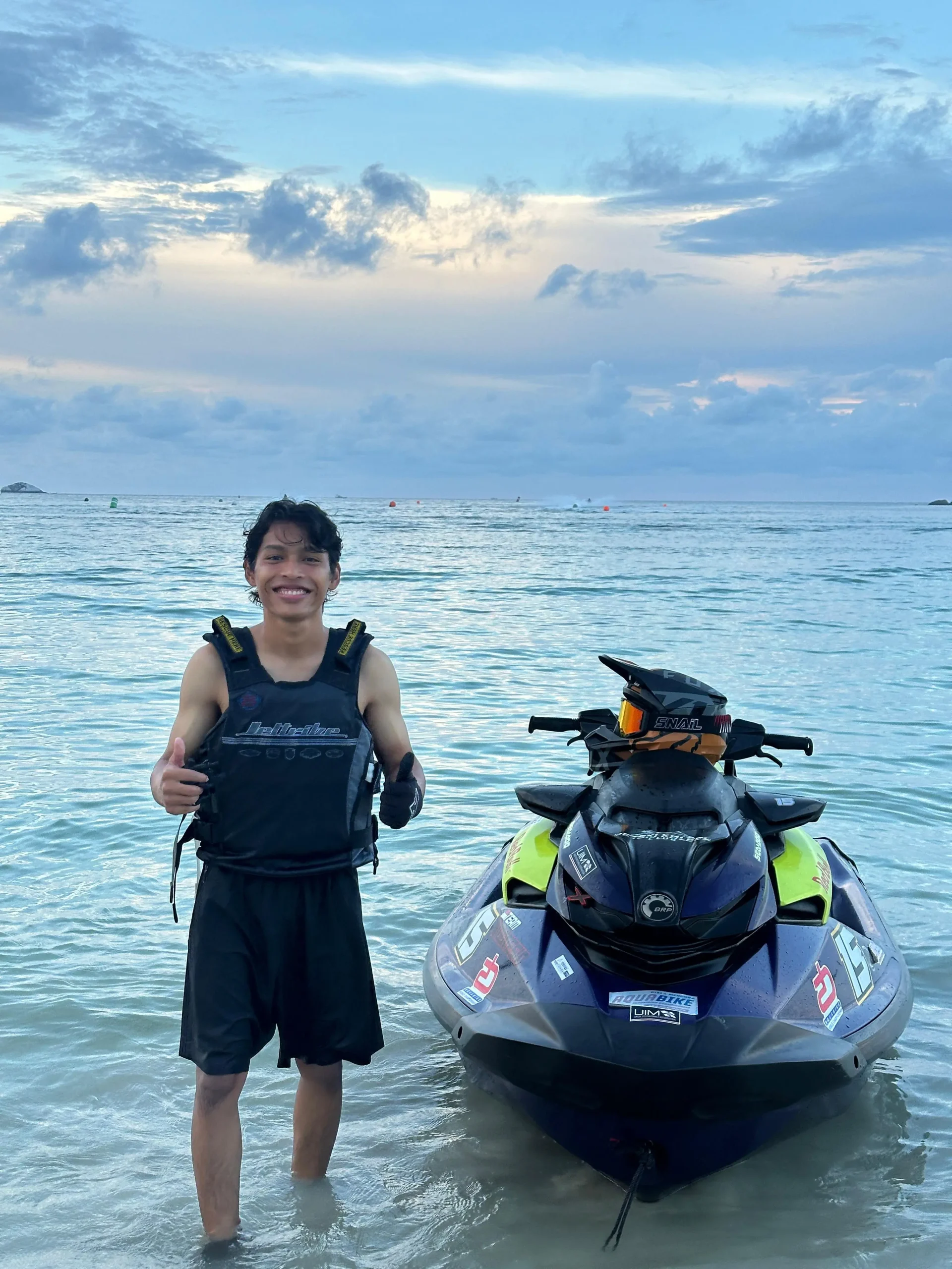 Syahdy saat berfoto di depan Jetsky setela lomba