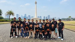 SSB Perdagangan Jaya berfoto di kawasan Monumen Nasional (Monas), Jakarta, menjelang turnamen nasional U-12 di Bogor.